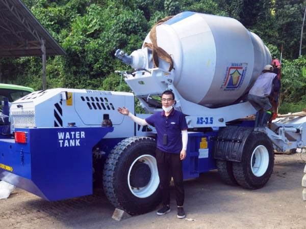 Self Loading Concrete Mixer